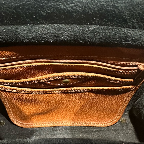 Beautiful Dooney and Bourke Vintage Black Essex Purse - Picture 6 of 16